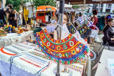 Kharkiv, Ukrayna, 9 Ağustos 2025 bit pazarı. Yerli halk tarafından yapılan çok çeşitli el sanatları sunuluyor. Şehrin savaş alanlarına yakın olduğunu ve saldırı tehlikesi altında olduğunu unutmamalıyız..