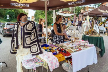 Kharkiv, Ukrayna, 9 Ağustos 2025 bit pazarı. Yerli halk tarafından yapılan çok çeşitli el sanatları sunuluyor. Şehrin savaş alanlarına yakın olduğunu ve saldırı tehlikesi altında olduğunu unutmamalıyız..