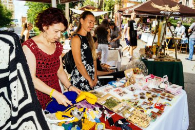 Kharkiv, Ukrayna, 9 Ağustos 2025 bit pazarı. Yerli halk tarafından yapılan çok çeşitli el sanatları sunuluyor. Şehrin savaş alanlarına yakın olduğunu ve saldırı tehlikesi altında olduğunu unutmamalıyız..