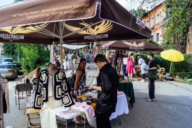 Kharkiv, Ukrayna, 9 Ağustos 2025 bit pazarı. Yerli halk tarafından yapılan çok çeşitli el sanatları sunuluyor. Şehrin savaş alanlarına yakın olduğunu ve saldırı tehlikesi altında olduğunu unutmamalıyız..