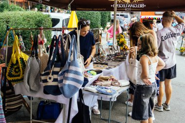 Kharkiv, Ukrayna, 9 Ağustos 2025 bit pazarı. Yerli halk tarafından yapılan çok çeşitli el sanatları sunuluyor. Şehrin savaş alanlarına yakın olduğunu ve saldırı tehlikesi altında olduğunu unutmamalıyız..