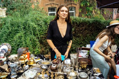 Kharkiv, Ukrayna, 9 Ağustos 2025 bit pazarı. Yerli halk tarafından yapılan çok çeşitli el sanatları sunuluyor. Şehrin savaş alanlarına yakın olduğunu ve saldırı tehlikesi altında olduğunu unutmamalıyız..