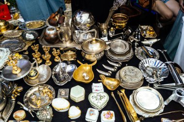 Kharkiv, Ukrayna, 9 Ağustos 2025 bit pazarı. Yerli halk tarafından yapılan çok çeşitli el sanatları sunuluyor. Şehrin savaş alanlarına yakın olduğunu ve saldırı tehlikesi altında olduğunu unutmamalıyız..