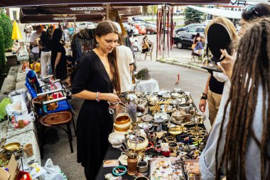 Kharkiv, Ukrayna, 9 Ağustos 2025 bit pazarı. Yerli halk tarafından yapılan çok çeşitli el sanatları sunuluyor. Şehrin savaş alanlarına yakın olduğunu ve saldırı tehlikesi altında olduğunu unutmamalıyız..