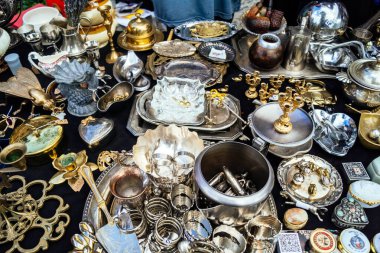 Kharkiv, Ukrayna, 9 Ağustos 2025 bit pazarı. Yerli halk tarafından yapılan çok çeşitli el sanatları sunuluyor. Şehrin savaş alanlarına yakın olduğunu ve saldırı tehlikesi altında olduğunu unutmamalıyız..