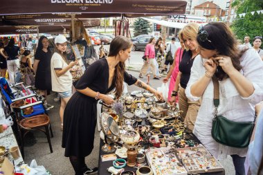 Kharkiv, Ukrayna, 9 Ağustos 2025 bit pazarı. Yerli halk tarafından yapılan çok çeşitli el sanatları sunuluyor. Şehrin savaş alanlarına yakın olduğunu ve saldırı tehlikesi altında olduğunu unutmamalıyız..