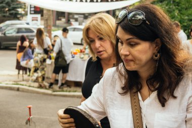 Kharkiv, Ukrayna, 9 Ağustos 2025 bit pazarı. Yerli halk tarafından yapılan çok çeşitli el sanatları sunuluyor. Şehrin savaş alanlarına yakın olduğunu ve saldırı tehlikesi altında olduğunu unutmamalıyız..