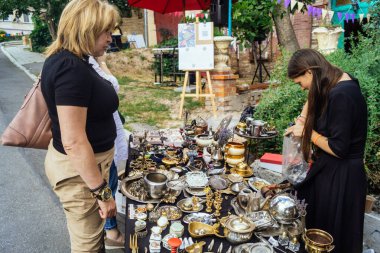 Kharkiv, Ukrayna, 9 Ağustos 2025 bit pazarı. Yerli halk tarafından yapılan çok çeşitli el sanatları sunuluyor. Şehrin savaş alanlarına yakın olduğunu ve saldırı tehlikesi altında olduğunu unutmamalıyız..