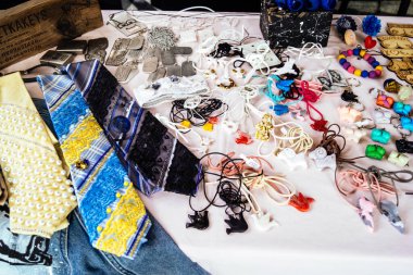 Kharkiv, Ukrayna, 9 Ağustos 2025 bit pazarı. Yerli halk tarafından yapılan çok çeşitli el sanatları sunuluyor. Şehrin savaş alanlarına yakın olduğunu ve saldırı tehlikesi altında olduğunu unutmamalıyız..