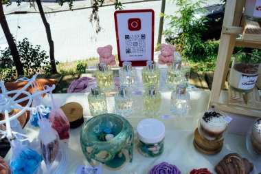 Kharkiv, Ukrayna, 9 Ağustos 2025 bit pazarı. Yerli halk tarafından yapılan çok çeşitli el sanatları sunuluyor. Şehrin savaş alanlarına yakın olduğunu ve saldırı tehlikesi altında olduğunu unutmamalıyız..