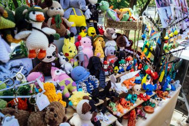 Kharkiv, Ukrayna, 9 Ağustos 2025 bit pazarı. Yerli halk tarafından yapılan çok çeşitli el sanatları sunuluyor. Şehrin savaş alanlarına yakın olduğunu ve saldırı tehlikesi altında olduğunu unutmamalıyız..