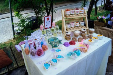 Kharkiv, Ukrayna, 9 Ağustos 2025 bit pazarı. Yerli halk tarafından yapılan çok çeşitli el sanatları sunuluyor. Şehrin savaş alanlarına yakın olduğunu ve saldırı tehlikesi altında olduğunu unutmamalıyız..