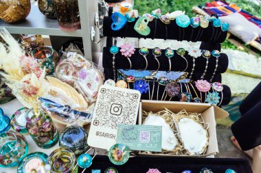 Kharkiv, Ukrayna, 9 Ağustos 2025 bit pazarı. Yerli halk tarafından yapılan çok çeşitli el sanatları sunuluyor. Şehrin savaş alanlarına yakın olduğunu ve saldırı tehlikesi altında olduğunu unutmamalıyız..