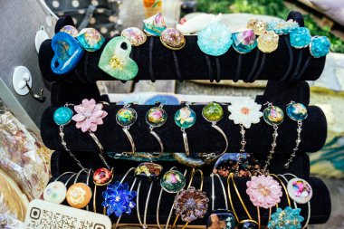 Kharkiv, Ukrayna, 9 Ağustos 2025 bit pazarı. Yerli halk tarafından yapılan çok çeşitli el sanatları sunuluyor. Şehrin savaş alanlarına yakın olduğunu ve saldırı tehlikesi altında olduğunu unutmamalıyız..