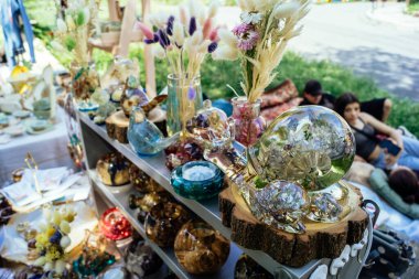 Kharkiv, Ukrayna, 9 Ağustos 2025 bit pazarı. Yerli halk tarafından yapılan çok çeşitli el sanatları sunuluyor. Şehrin savaş alanlarına yakın olduğunu ve saldırı tehlikesi altında olduğunu unutmamalıyız..