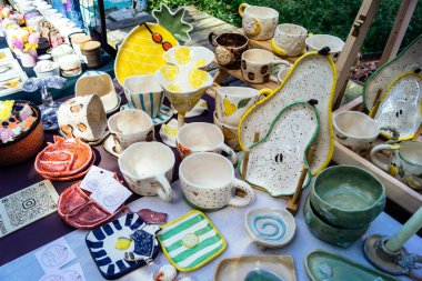 Kharkiv, Ukrayna, 9 Ağustos 2025 bit pazarı. Yerli halk tarafından yapılan çok çeşitli el sanatları sunuluyor. Şehrin savaş alanlarına yakın olduğunu ve saldırı tehlikesi altında olduğunu unutmamalıyız..