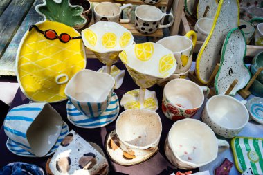 Kharkiv, Ukrayna, 9 Ağustos 2025 bit pazarı. Yerli halk tarafından yapılan çok çeşitli el sanatları sunuluyor. Şehrin savaş alanlarına yakın olduğunu ve saldırı tehlikesi altında olduğunu unutmamalıyız..