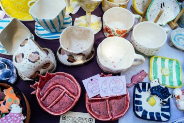 Kharkiv, Ukrayna, 9 Ağustos 2025 bit pazarı. Yerli halk tarafından yapılan çok çeşitli el sanatları sunuluyor. Şehrin savaş alanlarına yakın olduğunu ve saldırı tehlikesi altında olduğunu unutmamalıyız..