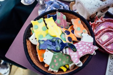 Kharkiv, Ukrayna, 9 Ağustos 2025 bit pazarı. Yerli halk tarafından yapılan çok çeşitli el sanatları sunuluyor. Şehrin savaş alanlarına yakın olduğunu ve saldırı tehlikesi altında olduğunu unutmamalıyız..