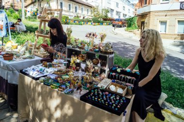 Kharkiv, Ukrayna, 9 Ağustos 2025 bit pazarı. Yerli halk tarafından yapılan çok çeşitli el sanatları sunuluyor. Şehrin savaş alanlarına yakın olduğunu ve saldırı tehlikesi altında olduğunu unutmamalıyız..