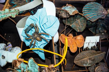 Kharkiv, Ukrayna, 9 Ağustos 2025 bit pazarı. Yerli halk tarafından yapılan çok çeşitli el sanatları sunuluyor. Şehrin savaş alanlarına yakın olduğunu ve saldırı tehlikesi altında olduğunu unutmamalıyız..