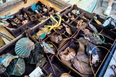 Kharkiv, Ukrayna, 9 Ağustos 2025 bit pazarı. Yerli halk tarafından yapılan çok çeşitli el sanatları sunuluyor. Şehrin savaş alanlarına yakın olduğunu ve saldırı tehlikesi altında olduğunu unutmamalıyız..