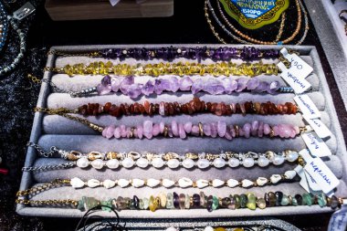 Kharkiv, Ukrayna, 9 Ağustos 2025 bit pazarı. Yerli halk tarafından yapılan çok çeşitli el sanatları sunuluyor. Şehrin savaş alanlarına yakın olduğunu ve saldırı tehlikesi altında olduğunu unutmamalıyız..