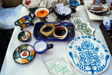 Kharkiv, Ukrayna, 9 Ağustos 2025 bit pazarı. Yerli halk tarafından yapılan çok çeşitli el sanatları sunuluyor. Şehrin savaş alanlarına yakın olduğunu ve saldırı tehlikesi altında olduğunu unutmamalıyız..