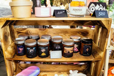 Kharkiv, Ukrayna, 9 Ağustos 2025 bit pazarı. Yerli halk tarafından yapılan çok çeşitli el sanatları sunuluyor. Şehrin savaş alanlarına yakın olduğunu ve saldırı tehlikesi altında olduğunu unutmamalıyız..