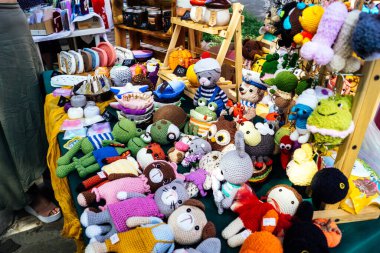 Kharkiv, Ukrayna, 9 Ağustos 2025 bit pazarı. Yerli halk tarafından yapılan çok çeşitli el sanatları sunuluyor. Şehrin savaş alanlarına yakın olduğunu ve saldırı tehlikesi altında olduğunu unutmamalıyız..