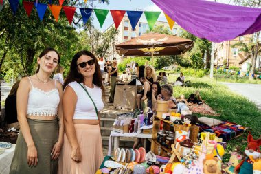 Kharkiv, Ukrayna, 9 Ağustos 2025 bit pazarı. Yerli halk tarafından yapılan çok çeşitli el sanatları sunuluyor. Şehrin savaş alanlarına yakın olduğunu ve saldırı tehlikesi altında olduğunu unutmamalıyız..