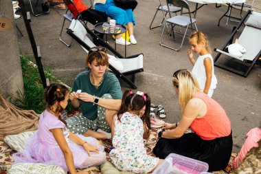 Kharkiv, Ukrayna, 9 Ağustos 2025 bit pazarı. Yerli halk tarafından yapılan çok çeşitli el sanatları sunuluyor. Şehrin savaş alanlarına yakın olduğunu ve saldırı tehlikesi altında olduğunu unutmamalıyız..