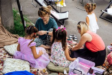 Kharkiv, Ukrayna, 9 Ağustos 2025 bit pazarı. Yerli halk tarafından yapılan çok çeşitli el sanatları sunuluyor. Şehrin savaş alanlarına yakın olduğunu ve saldırı tehlikesi altında olduğunu unutmamalıyız..