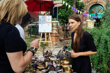 Kharkiv, Ukrayna, 9 Ağustos 2025 bit pazarı. Yerli halk tarafından yapılan çok çeşitli el sanatları sunuluyor. Şehrin savaş alanlarına yakın olduğunu ve saldırı tehlikesi altında olduğunu unutmamalıyız..