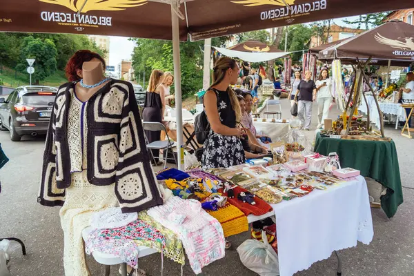 Kharkiv, Ukrayna, 9 Ağustos 2025 bit pazarı. Yerli halk tarafından yapılan çok çeşitli el sanatları sunuluyor. Şehrin savaş alanlarına yakın olduğunu ve saldırı tehlikesi altında olduğunu unutmamalıyız..