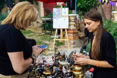 Kharkiv, Ukrayna, 9 Ağustos 2025 bit pazarı. Yerli halk tarafından yapılan çok çeşitli el sanatları sunuluyor. Şehrin savaş alanlarına yakın olduğunu ve saldırı tehlikesi altında olduğunu unutmamalıyız..