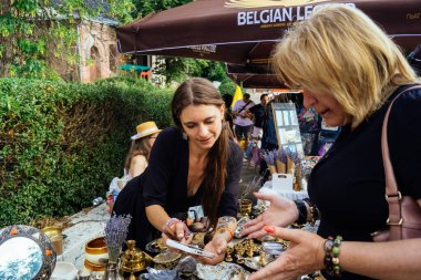 Kharkiv, Ukrayna, 9 Ağustos 2025 bit pazarı. Yerli halk tarafından yapılan çok çeşitli el sanatları sunuluyor. Şehrin savaş alanlarına yakın olduğunu ve saldırı tehlikesi altında olduğunu unutmamalıyız..