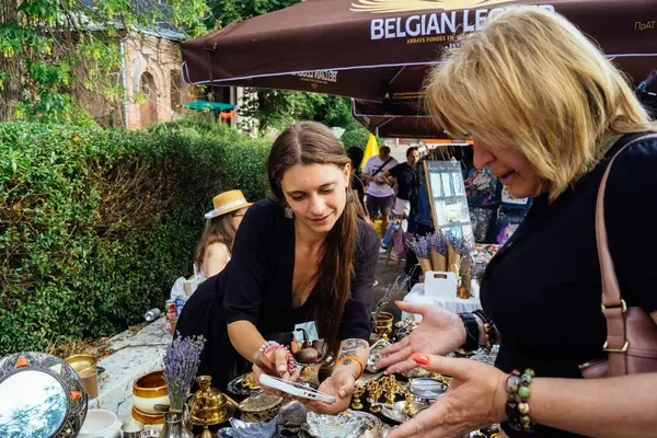 Kharkiv, Ukrayna, 9 Ağustos 2025 bit pazarı. Yerli halk tarafından yapılan çok çeşitli el sanatları sunuluyor. Şehrin savaş alanlarına yakın olduğunu ve saldırı tehlikesi altında olduğunu unutmamalıyız..