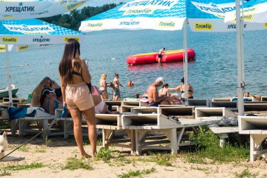 Kharkiv, Ukrayna, 10 Ağustos 2025 Zhuravliskyy Hidropark 'ta Saltivka ilçesinin merkezinde bir göl ile yüzüyorlar. Kasaba cephe hattına yakın, insanlar normal yaşamaya çalışıyor.