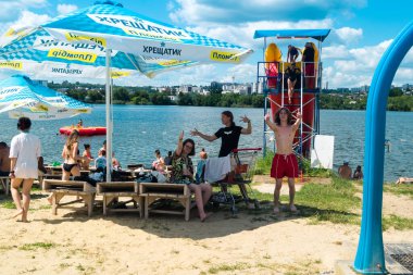 Kharkiv, Ukrayna, 10 Ağustos 2025 Zhuravliskyy Hidropark 'ta Saltivka ilçesinin merkezinde bir göl ile yüzüyorlar. Kasaba cephe hattına yakın, insanlar normal yaşamaya çalışıyor.