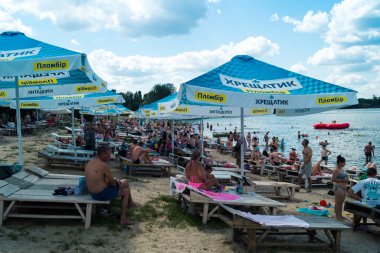 Kharkiv, Ukrayna, 10 Ağustos 2025 Zhuravliskyy Hidropark 'ta Saltivka ilçesinin merkezinde bir göl ile yüzüyorlar. Kasaba cephe hattına yakın, insanlar normal yaşamaya çalışıyor.