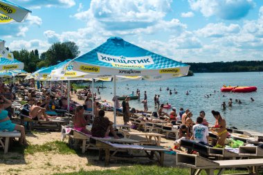 Kharkiv, Ukrayna, 10 Ağustos 2025 Zhuravliskyy Hidropark 'ta Saltivka ilçesinin merkezinde bir göl ile yüzüyorlar. Kasaba cephe hattına yakın, insanlar normal yaşamaya çalışıyor.