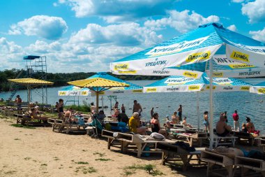 Kharkiv, Ukrayna, 10 Ağustos 2025 Zhuravliskyy Hidropark 'ta Saltivka ilçesinin merkezinde bir göl ile yüzüyorlar. Kasaba cephe hattına yakın, insanlar normal yaşamaya çalışıyor.