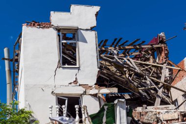 Sloviansk, Ukrayna, 12 Ağustos 2025 Rus İHA saldırıları sonucu ağır hasar gören ve Sloviansk 'ta tamamen terk edilmiş bir bina. Arazi tamamen harap durumda ve tahliye ediliyor..