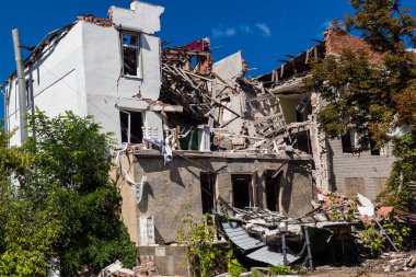 Sloviansk, Ukrayna, 12 Ağustos 2025 Rus İHA saldırıları sonucu ağır hasar gören ve Sloviansk 'ta tamamen terk edilmiş bir bina. Arazi tamamen harap durumda ve tahliye ediliyor..