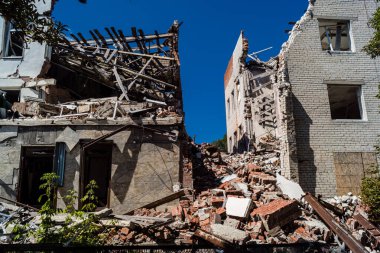 Sloviansk, Ukrayna, 12 Ağustos 2025 Rus İHA saldırıları sonucu ağır hasar gören ve Sloviansk 'ta tamamen terk edilmiş bir bina. Arazi tamamen harap durumda ve tahliye ediliyor..