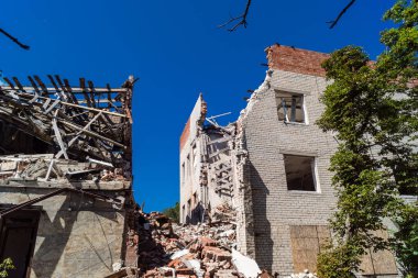 Sloviansk, Ukrayna, 12 Ağustos 2025 Rus İHA saldırıları sonucu ağır hasar gören ve Sloviansk 'ta tamamen terk edilmiş bir bina. Arazi tamamen harap durumda ve tahliye ediliyor..