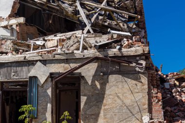 Sloviansk, Ukrayna, 12 Ağustos 2025 Rus İHA saldırıları sonucu ağır hasar gören ve Sloviansk 'ta tamamen terk edilmiş bir bina. Arazi tamamen harap durumda ve tahliye ediliyor..