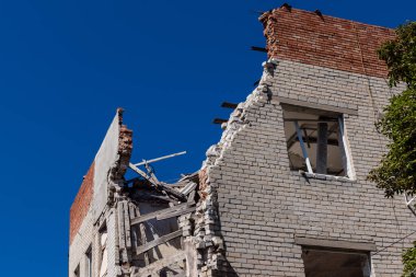 Sloviansk, Ukrayna, 12 Ağustos 2025 Rus İHA saldırıları sonucu ağır hasar gören ve Sloviansk 'ta tamamen terk edilmiş bir bina. Arazi tamamen harap durumda ve tahliye ediliyor..