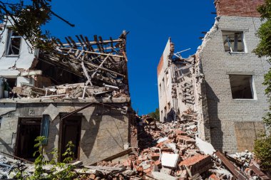 Sloviansk, Ukrayna, 12 Ağustos 2025 Rus İHA saldırıları sonucu ağır hasar gören ve Sloviansk 'ta tamamen terk edilmiş bir bina. Arazi tamamen harap durumda ve tahliye ediliyor..